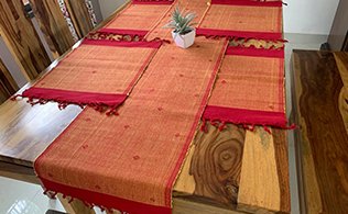 Table Runner with set of 4 Mats