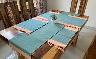 Table Runner with set of 6 Mats